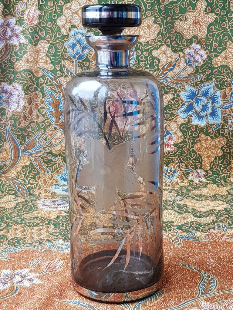 Mooie oude glazen karaf uit Engeland met bloemen 25 cm., Antiek en Kunst, Ophalen of Verzenden