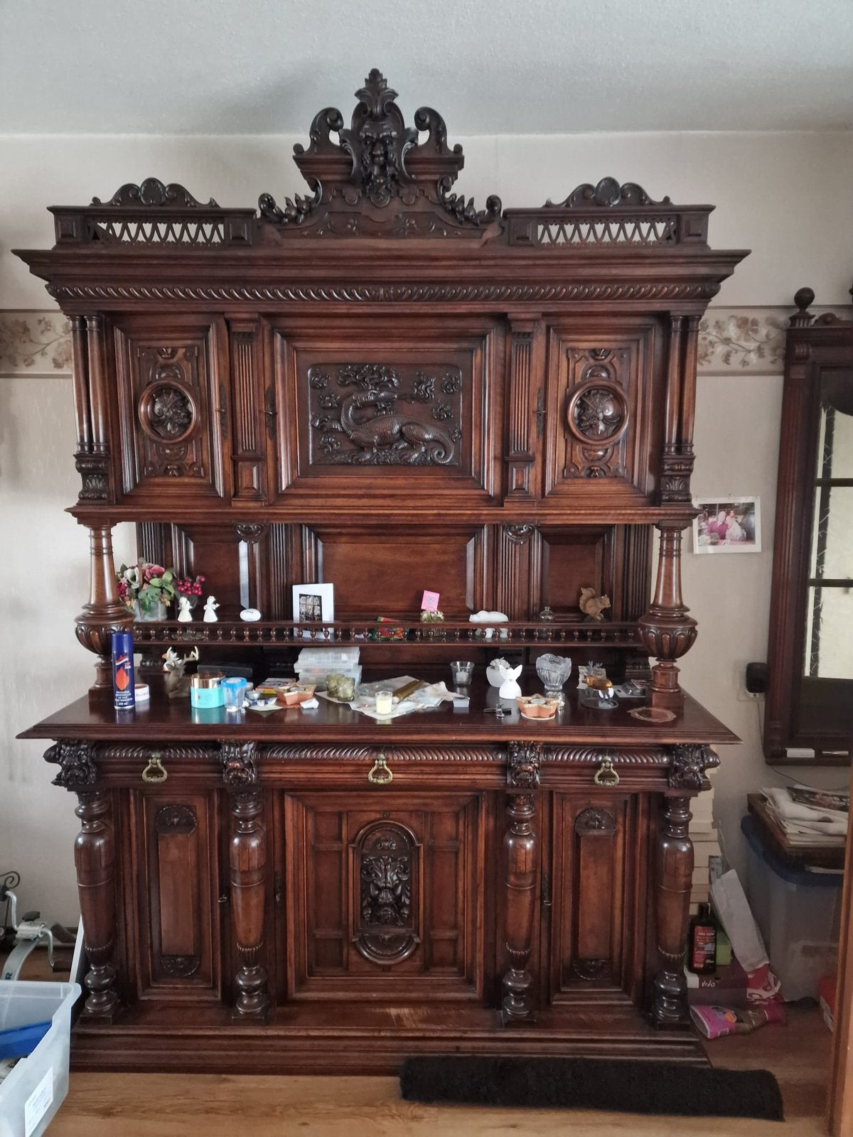 Antieke neorenaissance buffetkast met prachtig drakenreliëf, Ophalen