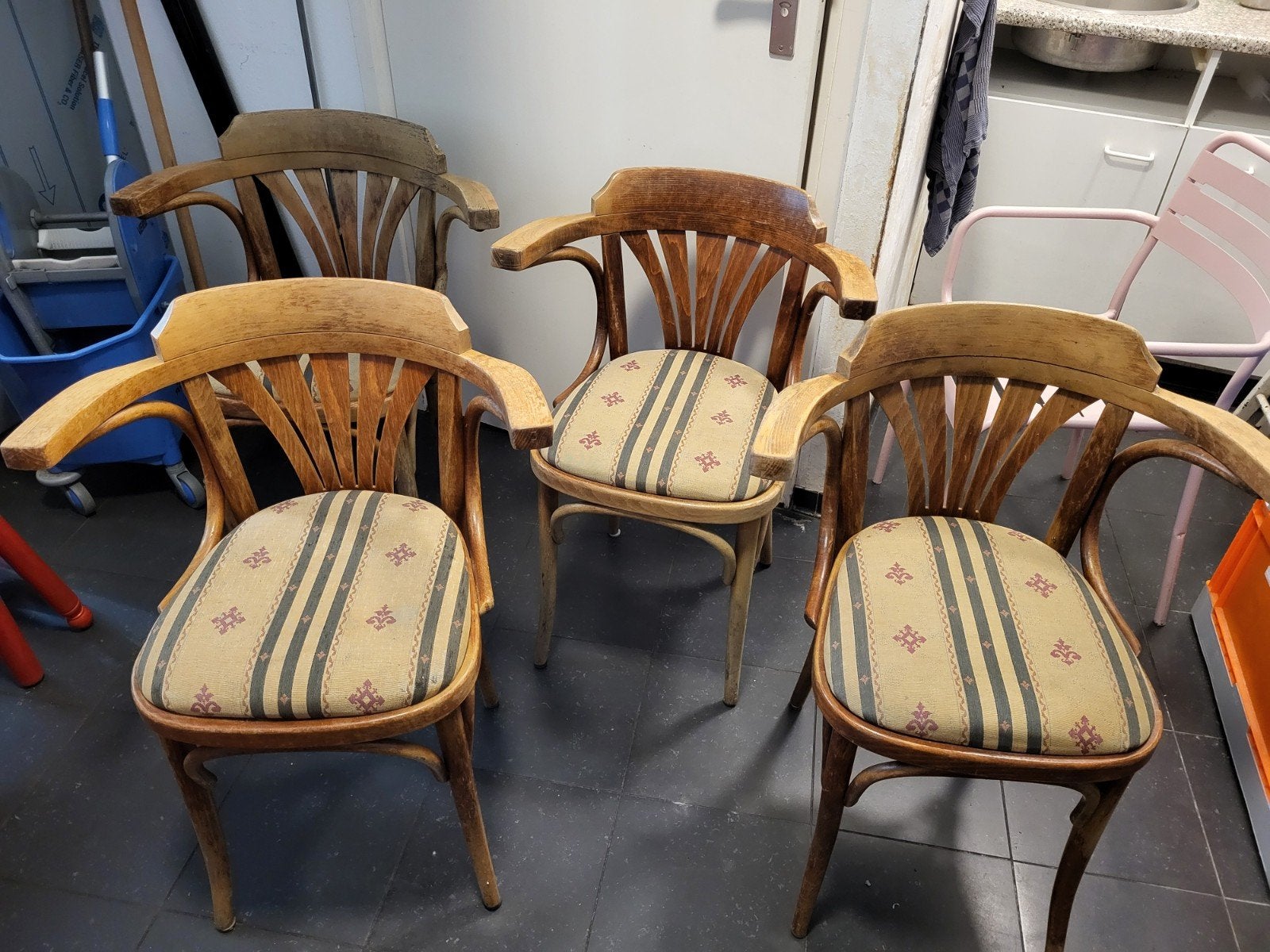 3 Horeca krukken en 4 Horeca stoelen, Diversen, Ophalen, Gebruikt