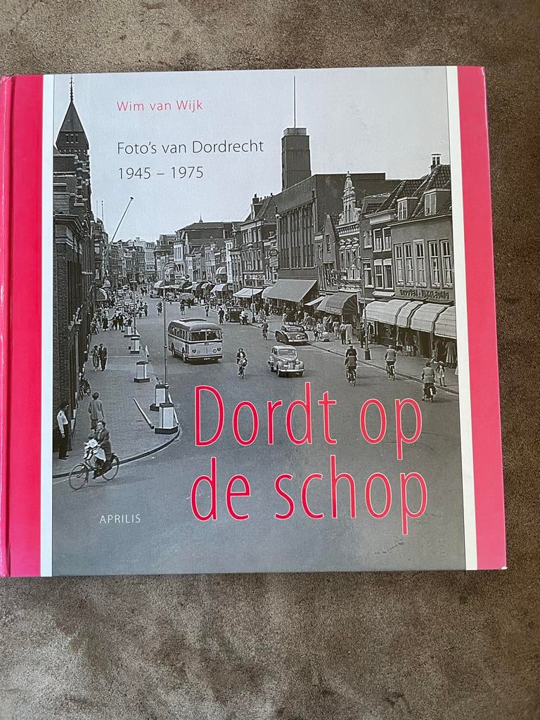 Dordt op de schop: Foto's van Dordrecht 1945-1975, Boeken, Ophalen of Verzenden, 20e eeuw of later, Gelezen