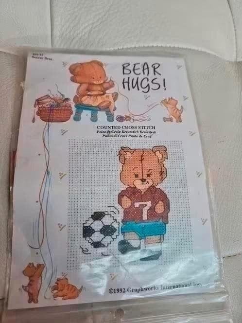 Bear Hugs! Geteld Kruissteek Patroon - Voetbal Beer, Ophalen of Verzenden