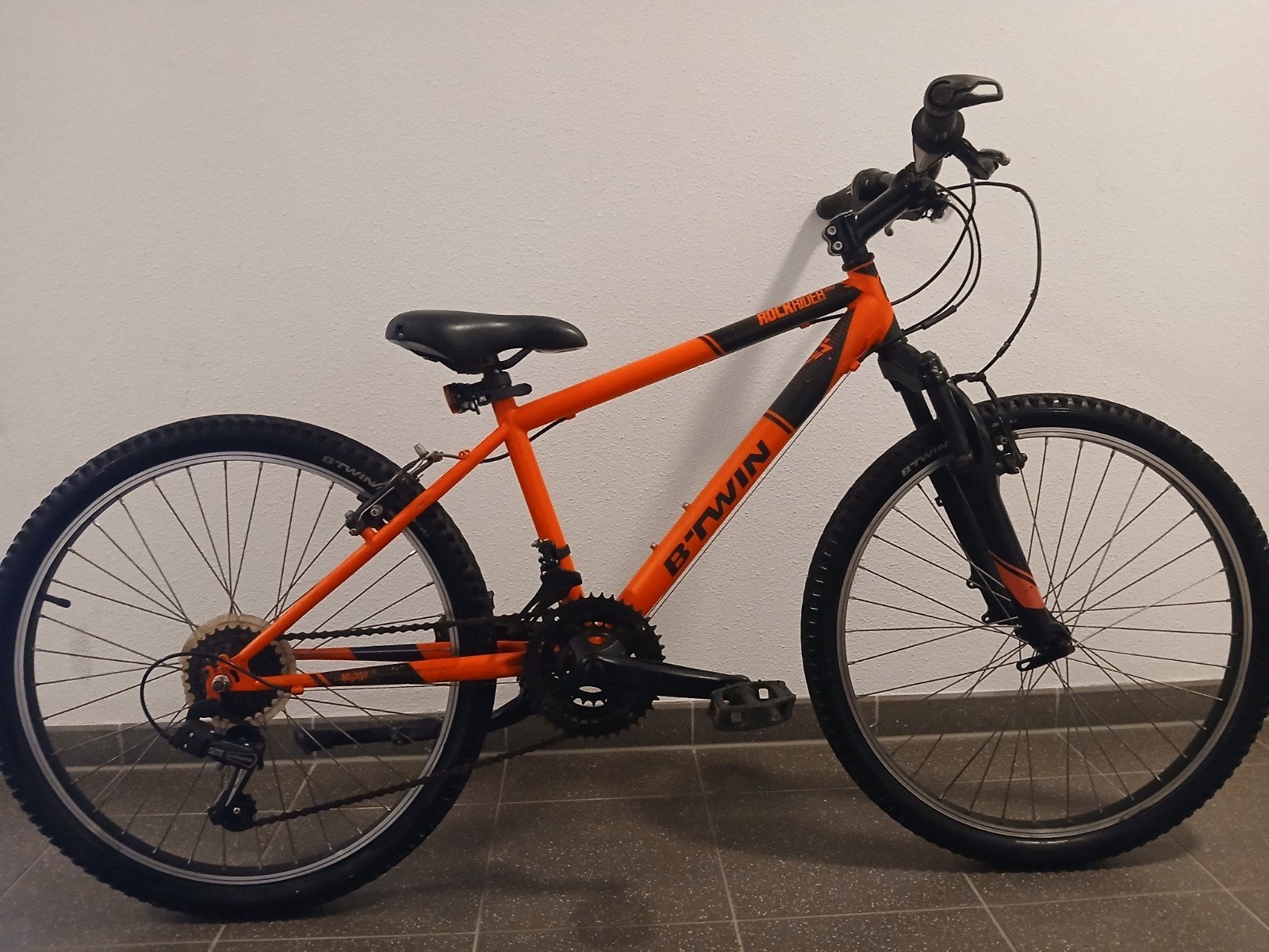 btwin rockrider 500 neon oranje met zwart 24 inch, Ophalen, Zo goed als nieuw, 24 inch, Versnellingen