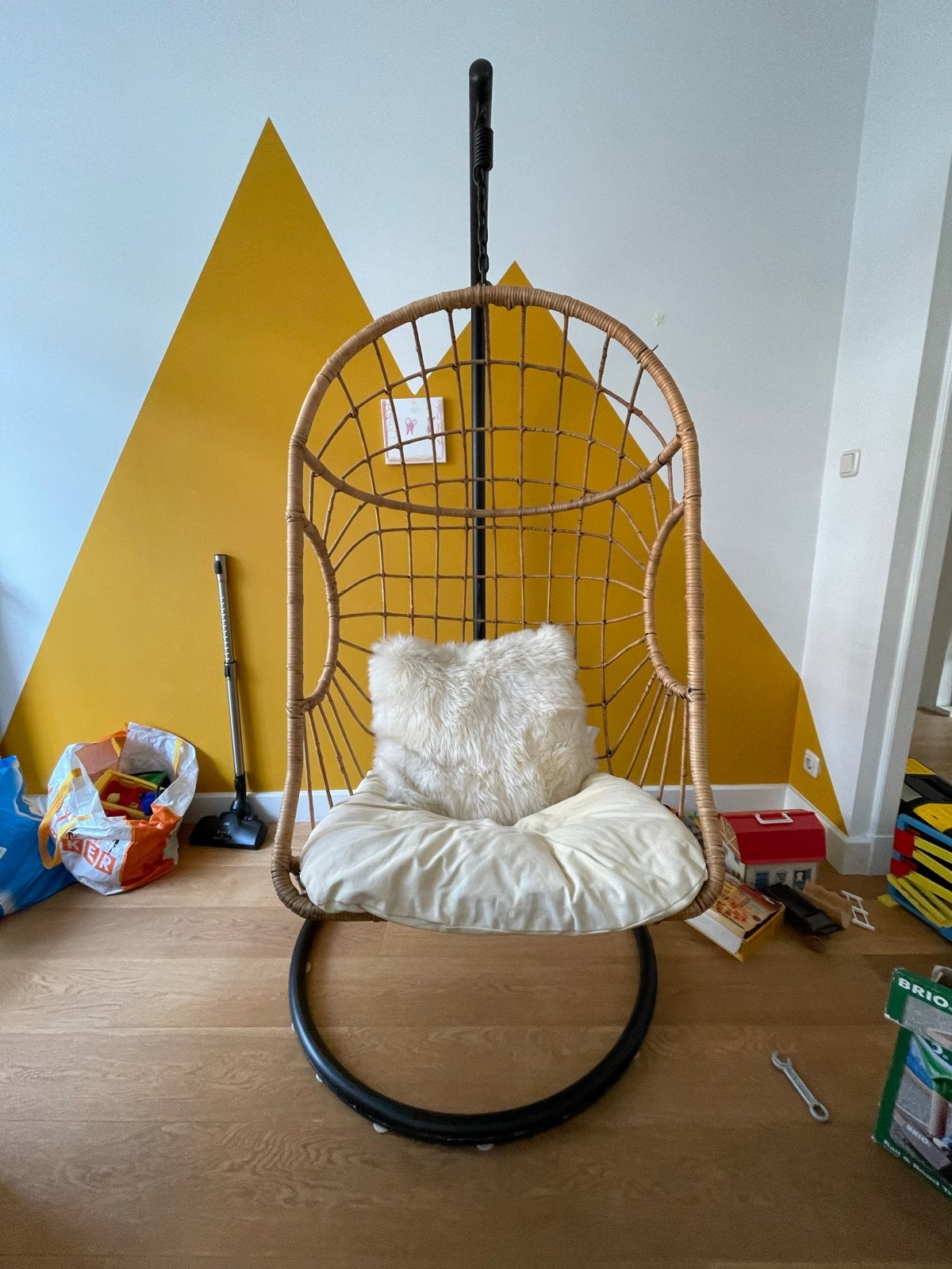 Rotan Hangstoel met Zwart Onderstel, Huis en Inrichting, Stoelen, Ophalen, Bruin, Riet of Rotan, Zo goed als nieuw