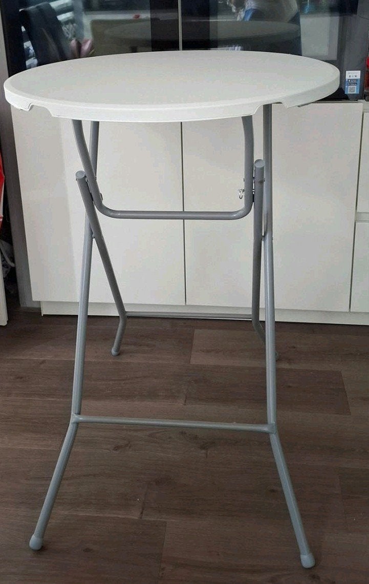 Statafel inklapbaar met witte hoes te huur, Ophalen, Zo goed als nieuw