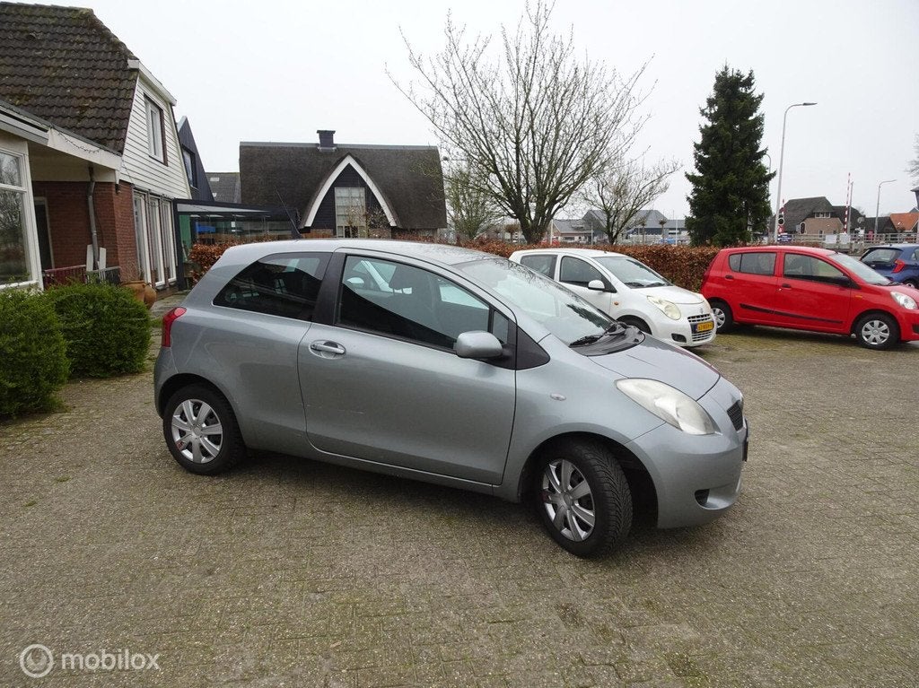 Toyota Yaris 1.3 VVTi Luna, Stof, 4 cilinders, 995 kg, 547 kg