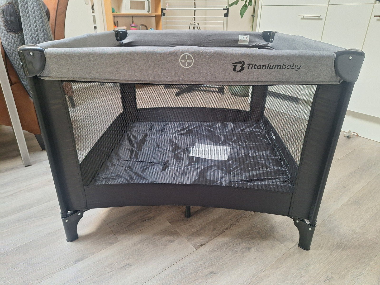 Titaniumbaby Reisbed met Verhoging en Opbergzak, Ophalen, Zo goed als nieuw, Vierkant, In hoogte verstelbaar