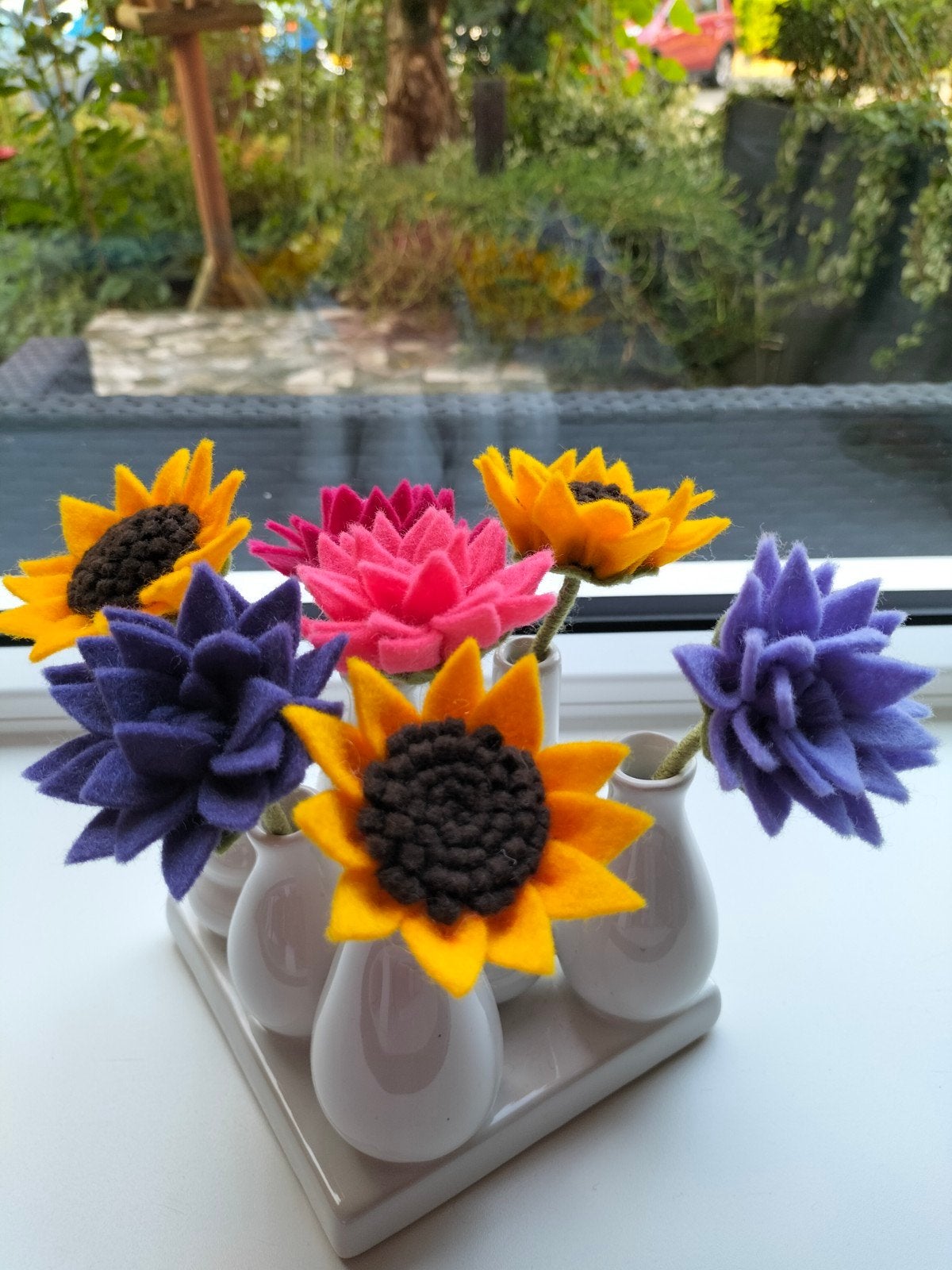 Handgemaakte vilten bloemen in vaasjes op plateau, Ophalen of Verzenden, Nieuw, Figuurtje(s), Wolvilt