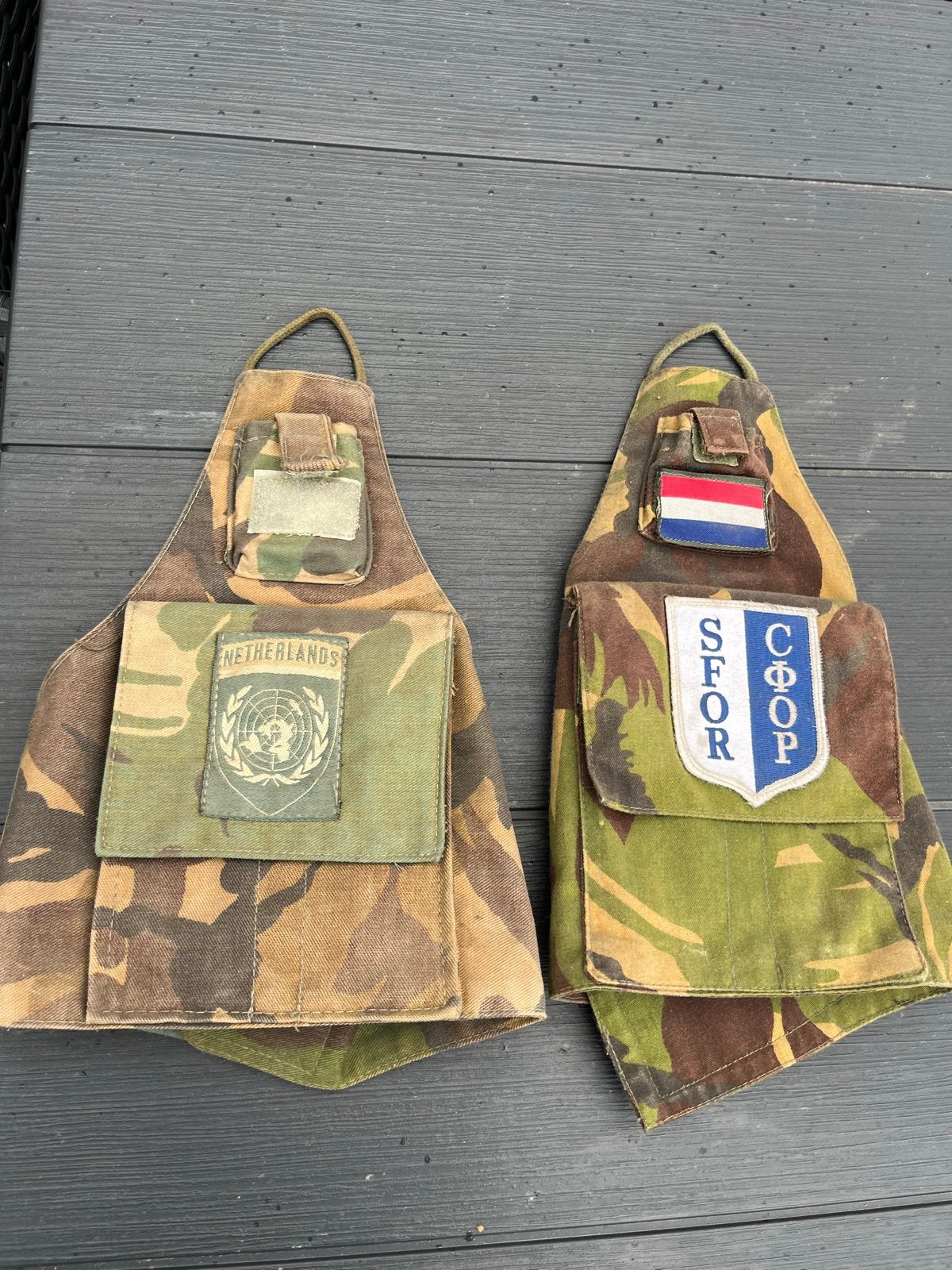 2x Militair Camouflage Schort - VN & SFOR Patches, Verzamelen, Ophalen of Verzenden, Overige soorten, Nederland, Kleding of Schoenen