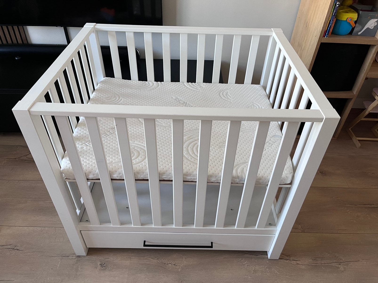 Witte box met lade en matras., Kinderen en Baby's, Ophalen, Zo goed als nieuw, Rechthoekig, In hoogte verstelbaar