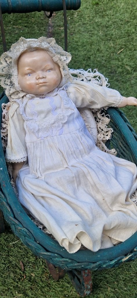 Antieke poppenwagen met Pop (van stro) (Brocante), Ophalen of Verzenden