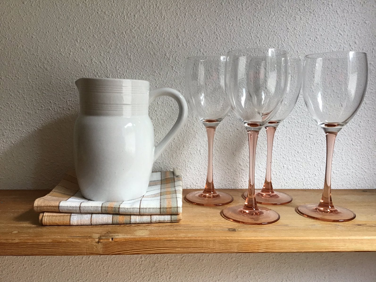 Aardewerken witte kan. Wijnkan / waterkan. Hoog 15 cm., Huis en Inrichting, Keuken | Servies, Ophalen of Verzenden, Zo goed als nieuw