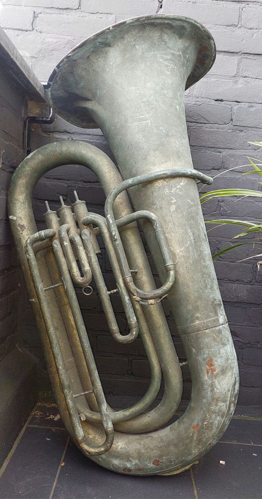 Oude gedeukte tuba - Decoratie object, Ophalen, Gebruikt, Overige typen