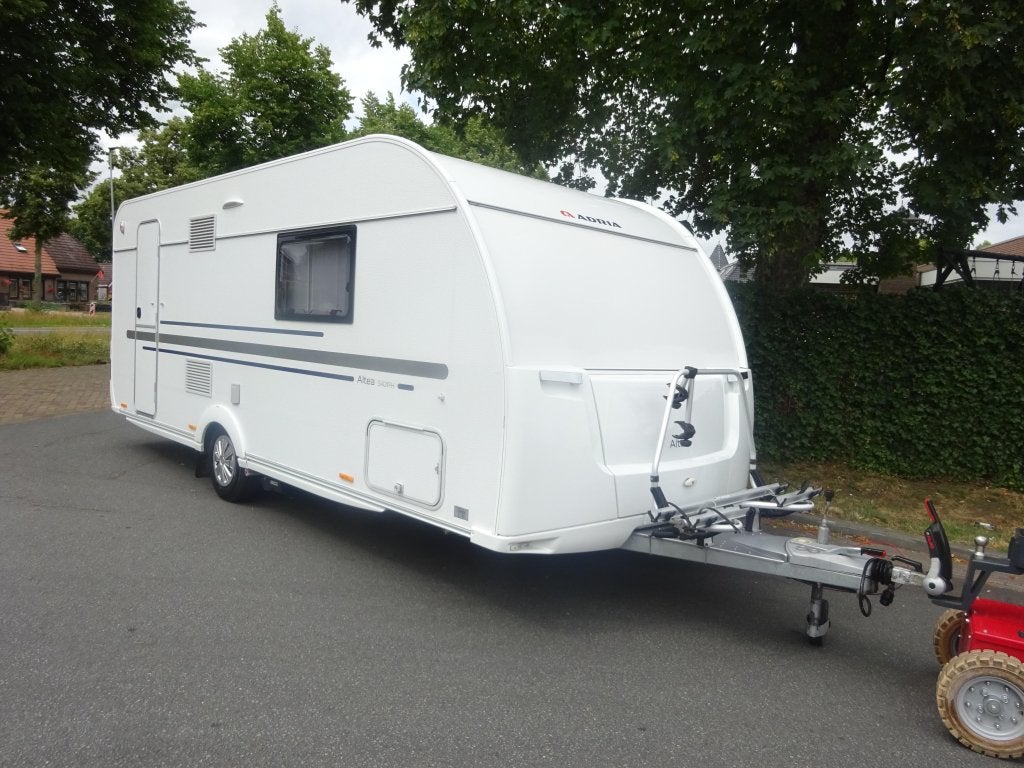 Adria Altea 542 Met QueensBed en Mover, Caravans en Kamperen, Caravans, Bedrijf, Treinzit, Adria, 6 tot 7 meter