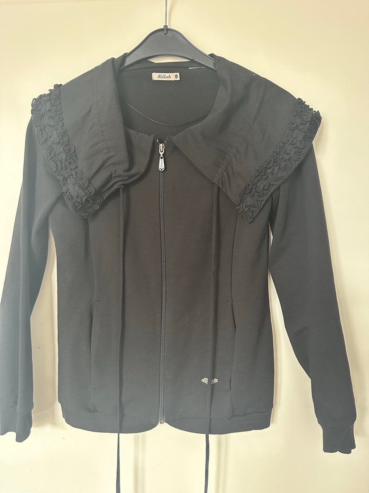 Zwart vestje met ruches kraag - Killah, Kleding | Dames, Truien en Vesten, Ophalen of Verzenden, Gedragen, Maat 42/44 (L), Zwart