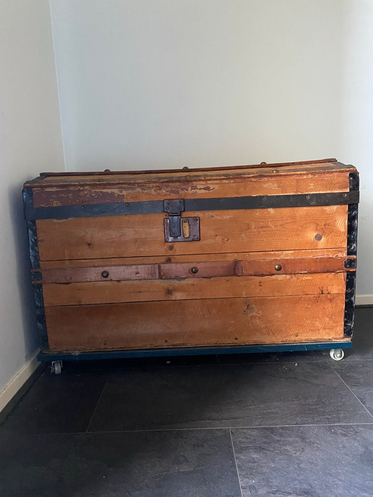 Antieke houten kist op wieltjes - Vintage opbergkist, Ophalen, 50 – 75, Gebruikt, 100 tot 150 cm