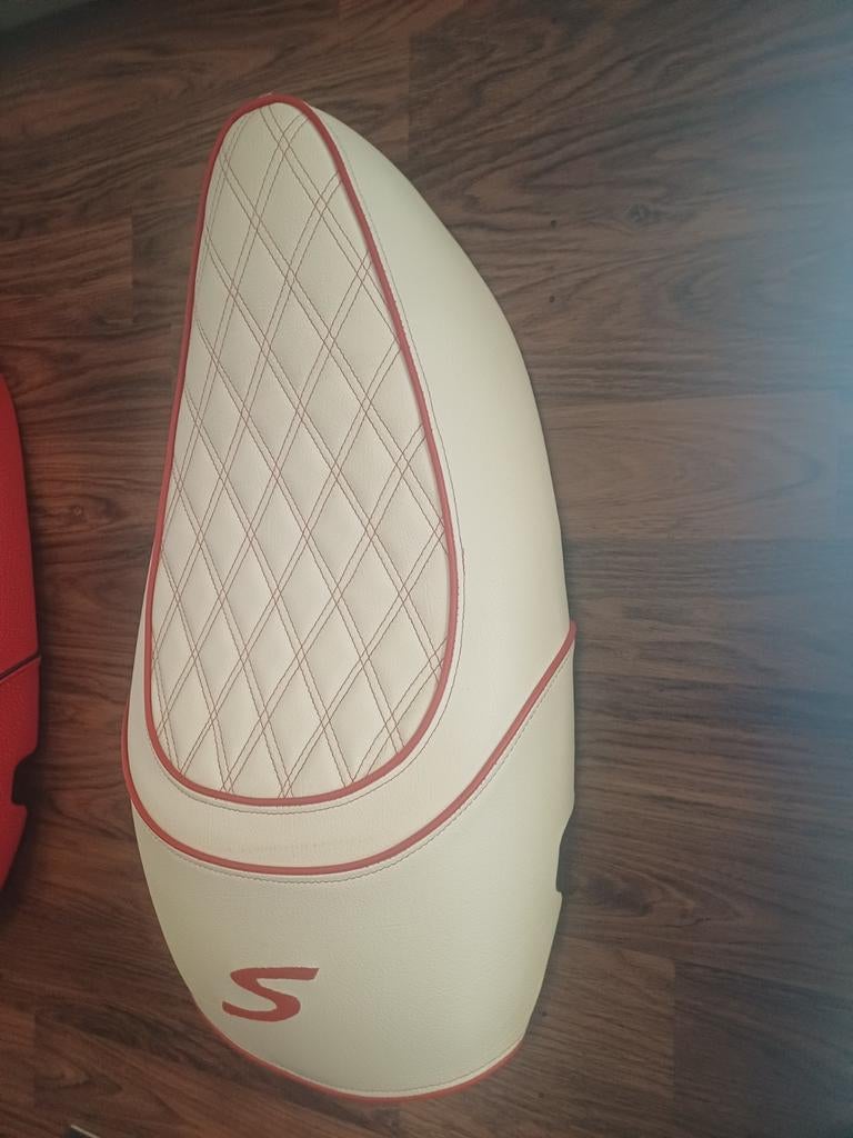 Custom Buddyseat voor Vespa S - Crème met Rood Stiksel, Ophalen