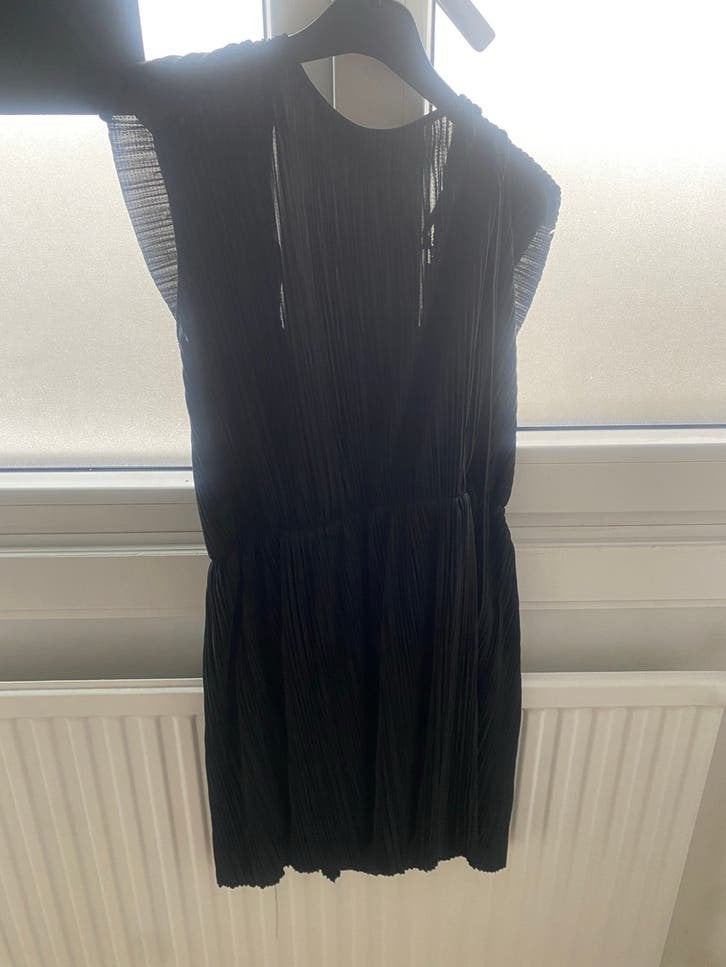 Mooie plisse jurk niet gedragen, Kleding | Dames, Zwart, Maat 42/44 (L), Nieuw, Ophalen of Verzenden