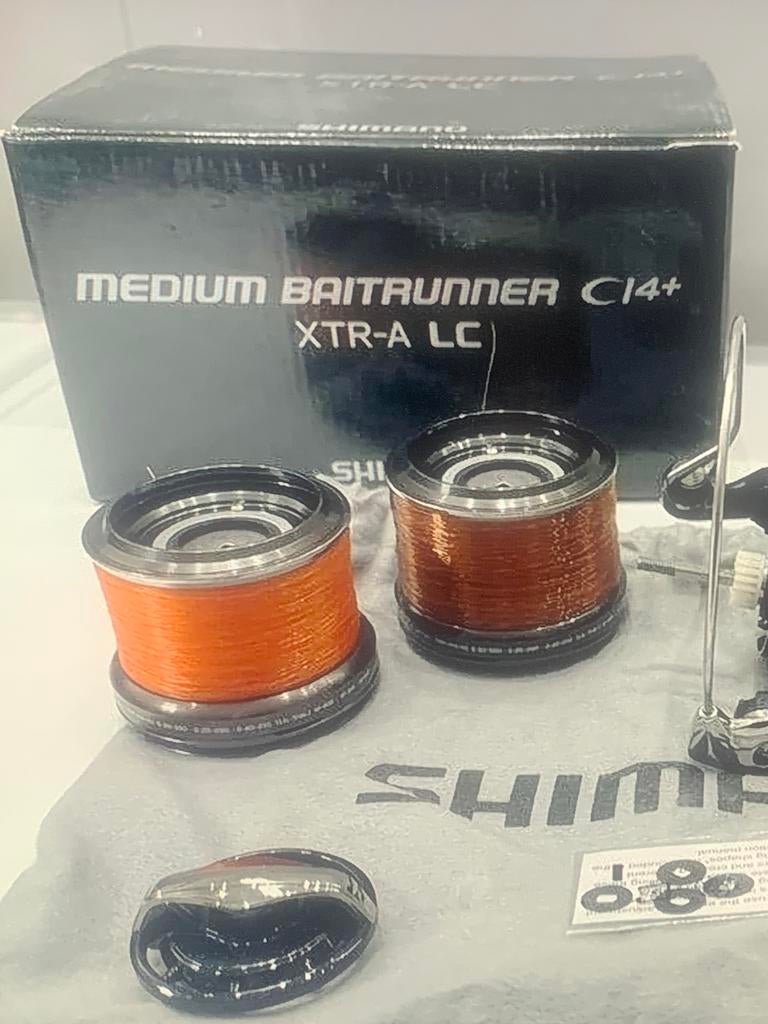 GEZOCHT DOOS : Shimano Medium Baitrunner C14+ XTR-A LC, Ophalen of Verzenden, Molen