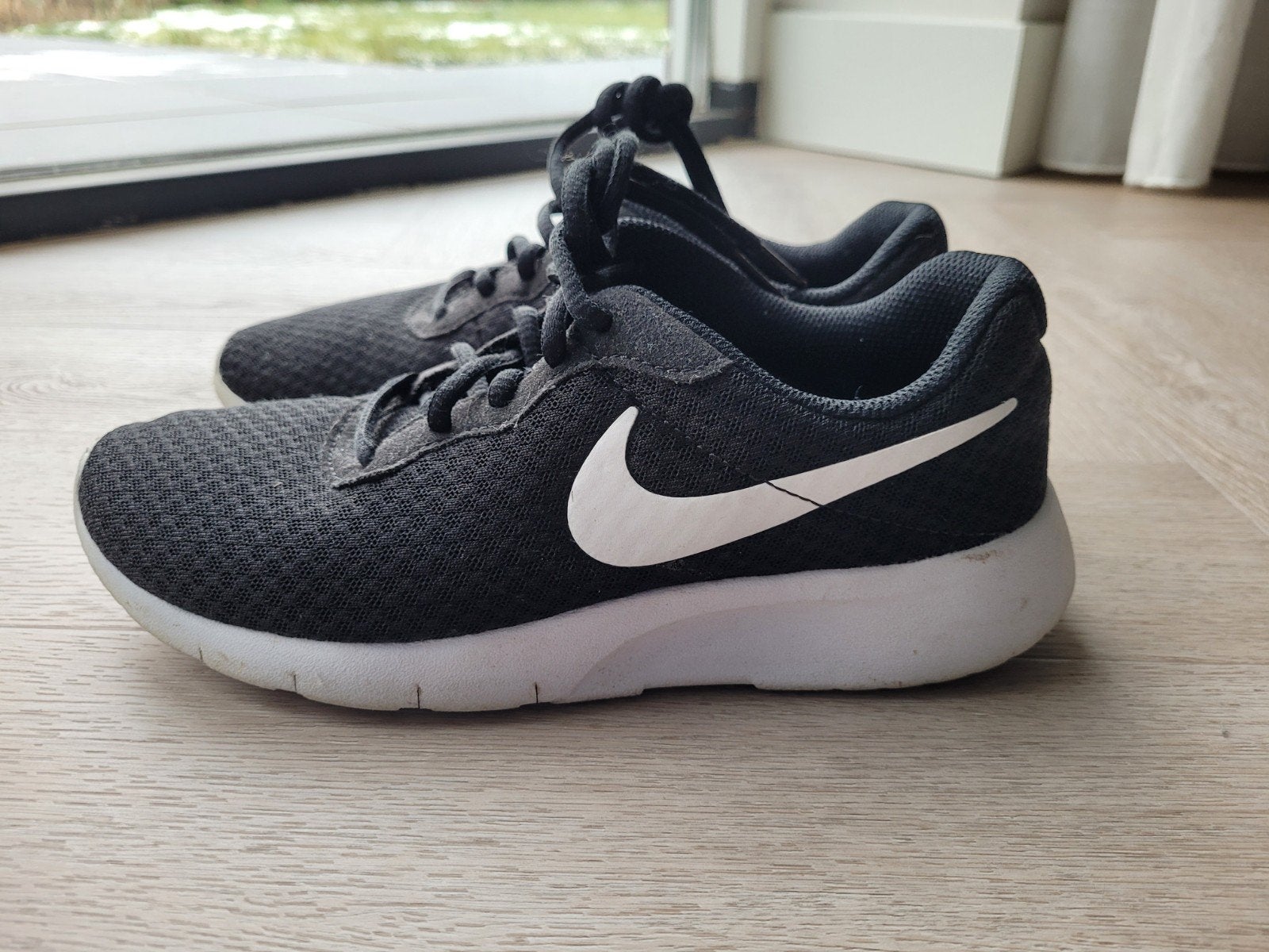 Zwarte Nike Tanjun Sneakers - Maat 37,5, Ophalen of Verzenden, Zo goed als nieuw, Nike, Jongen of Meisje
