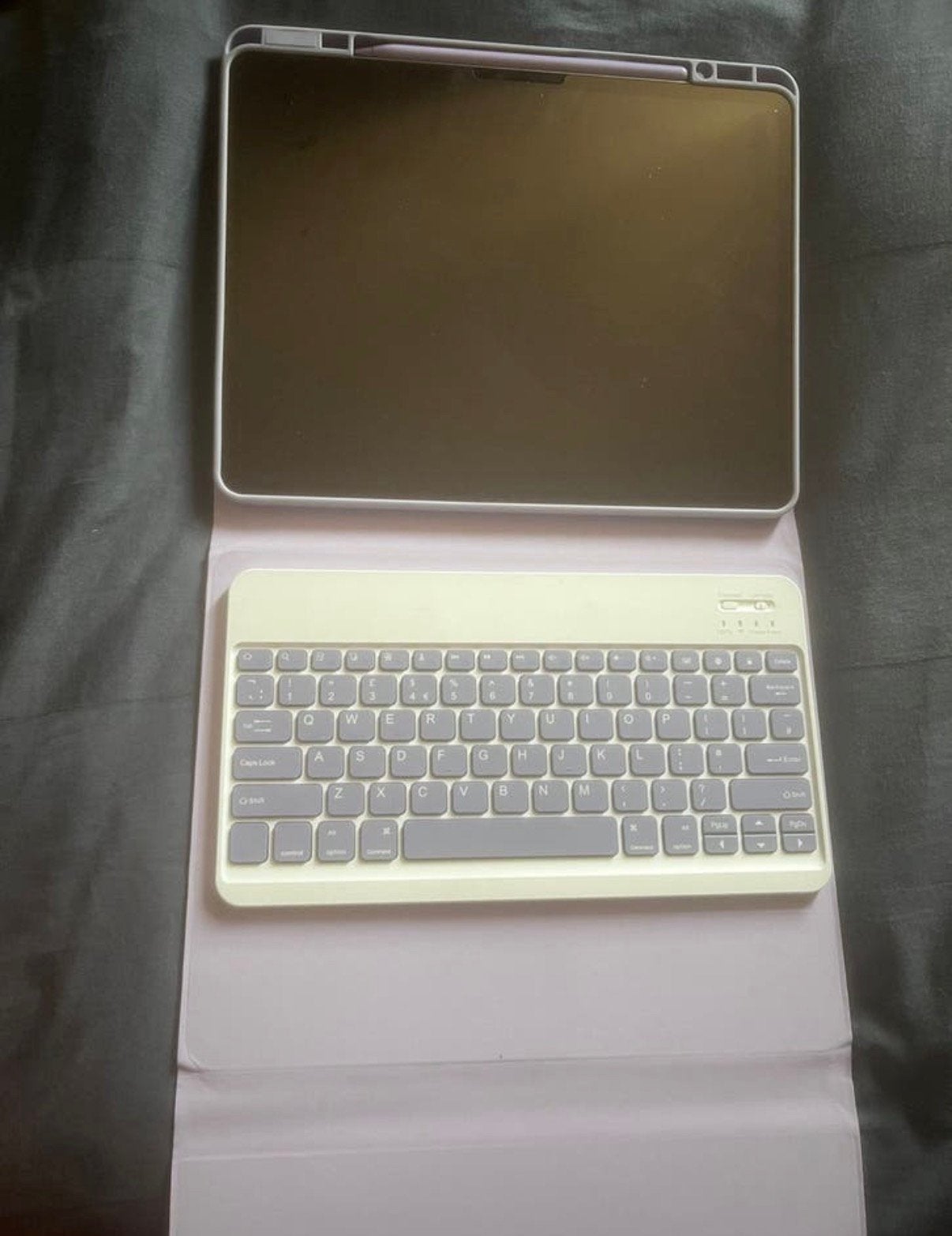 Ipad air 13 inch, Computers en Software, Tablet-hoezen, Ophalen of Verzenden, Zo goed als nieuw, 13 inch of meer, Bescherming voor- en achterkant