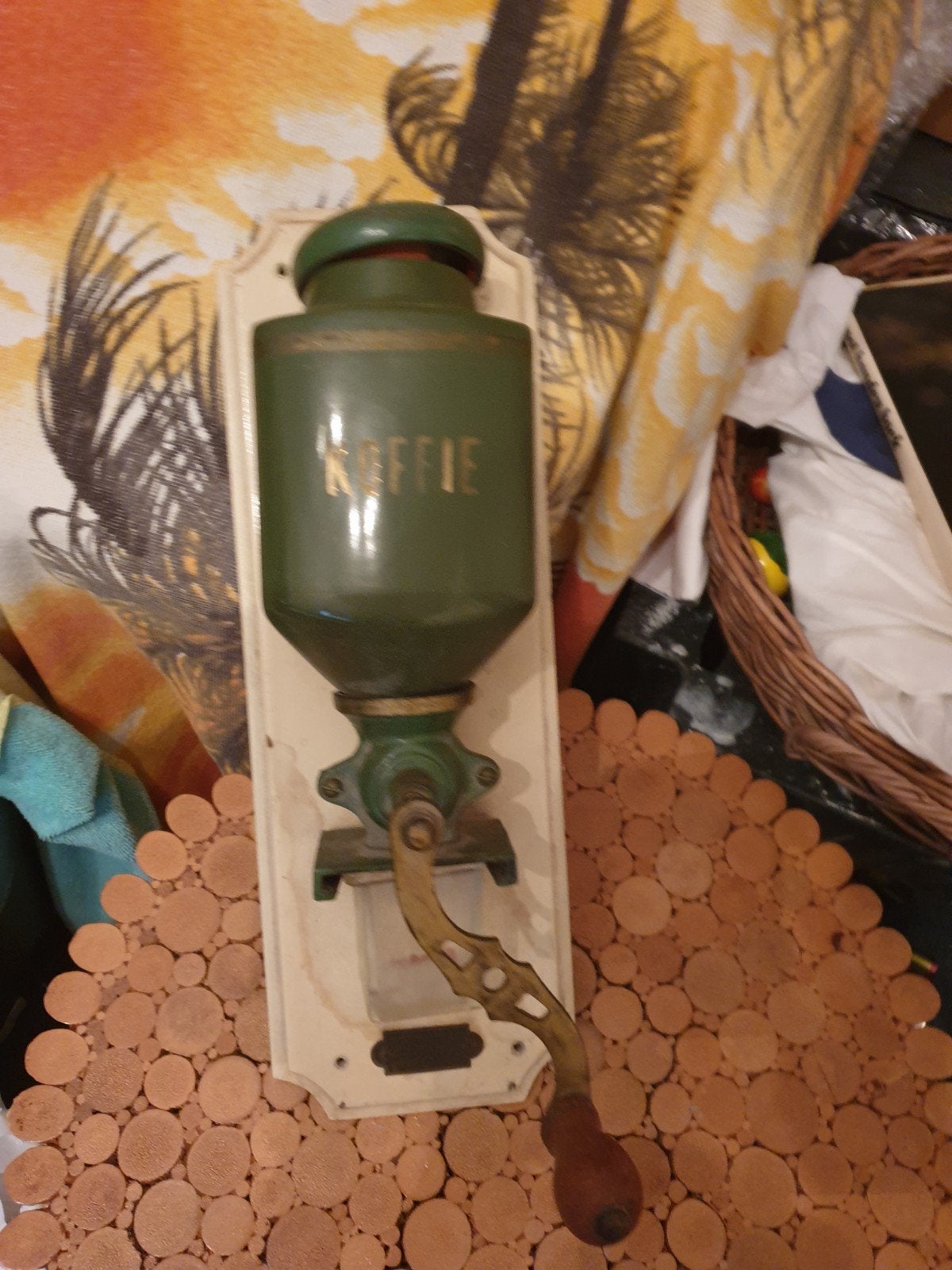 Antieke wandkoffiemolen - Groen met houten handvat, Antiek en Kunst, Ophalen