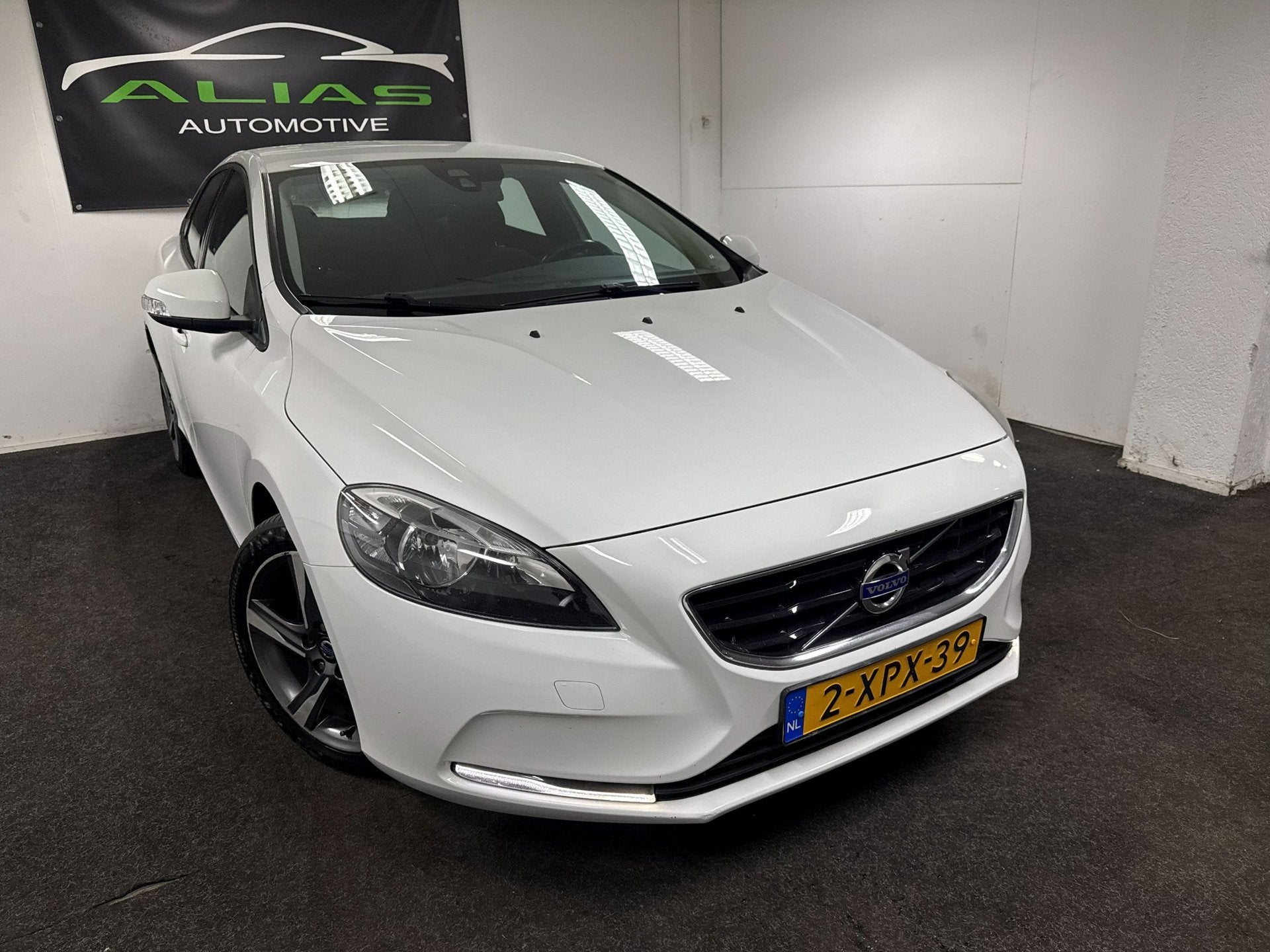Volvo V40 2.0 D4 Kinetic Business - PDC - Navi - NAP - APK 2, Auto's, Volvo, Voorwielaandrijving, Gebruikt, Wit, Bedrijf