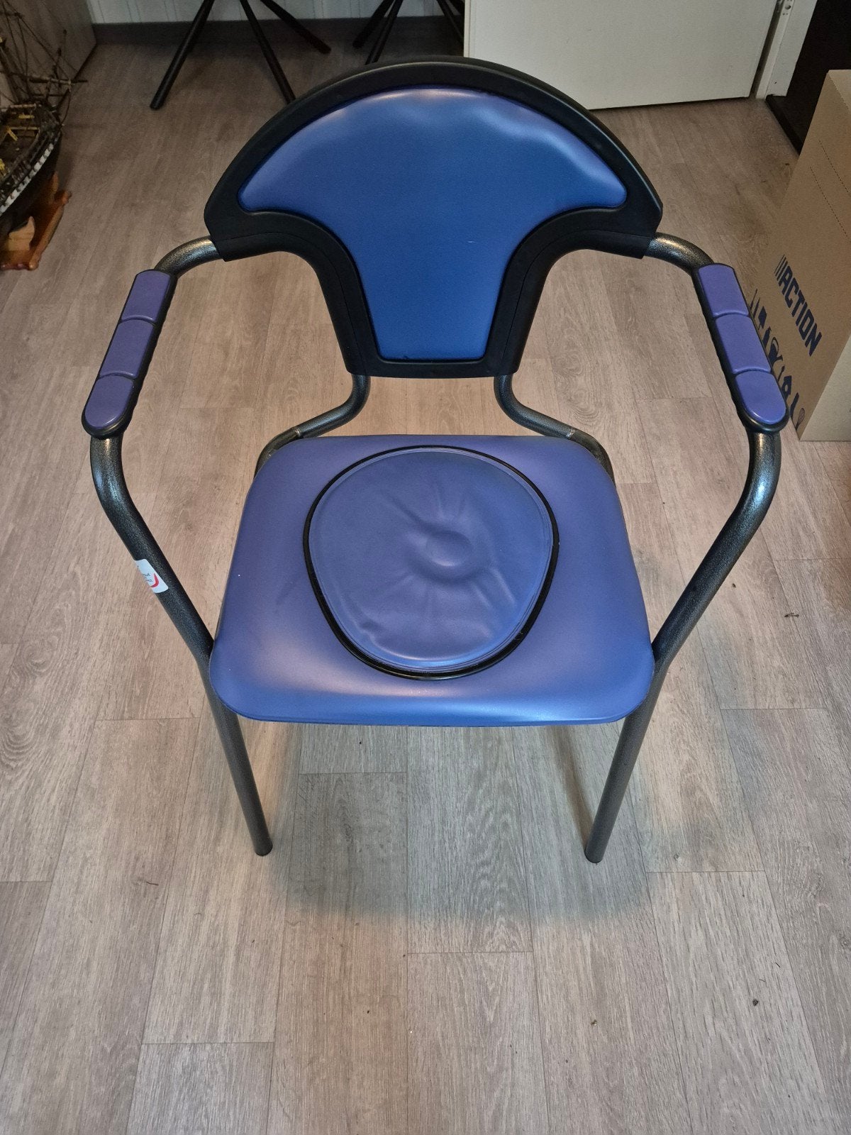Po/douchestoel nieuwstaat., Huis en Inrichting, Stoelen, Ophalen of Verzenden, Zo goed als nieuw, Zwart, Eén