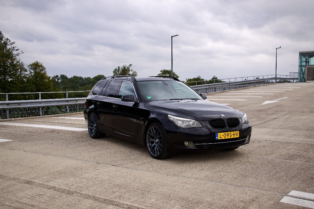 BMW 5-Serie 3.0 525i Touring - LCI - Pano - Comfort stoelen, Achterwielaandrijving, Zwart, 2000 kg, Bi-Xenon koplampen