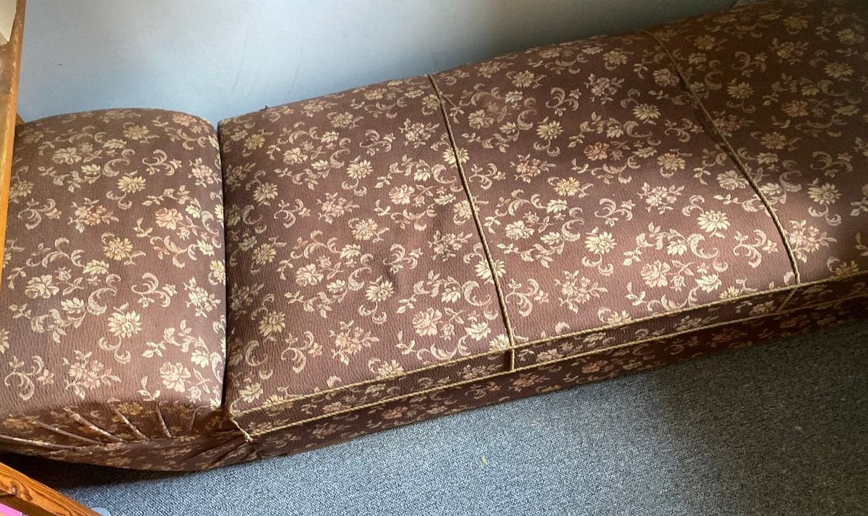 Oude divan met bloemenpatroon, Ophalen