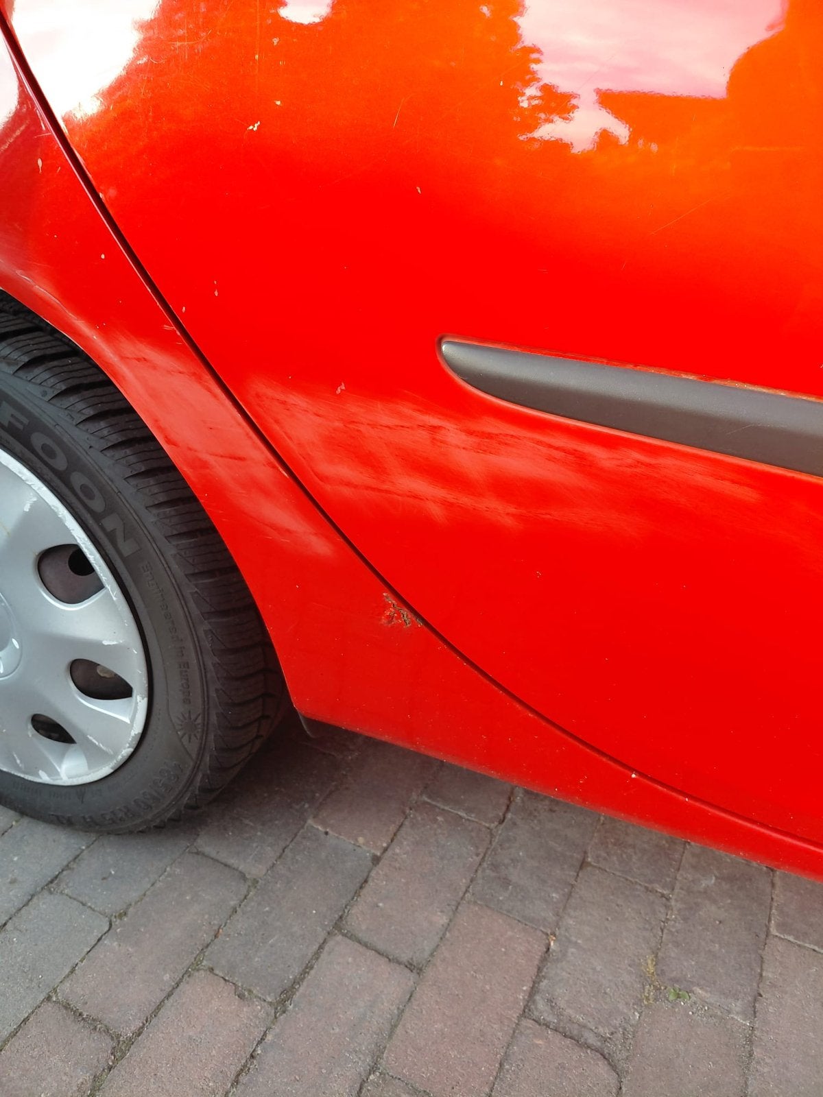 Foto 9 van Renault Clio 1.2 16V 55KW 5-DRS E4 2005 Rood