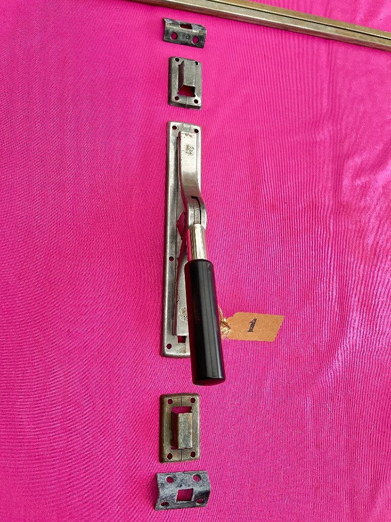 Espagnoletten Frankfurter/Bauhaus met bakelieten handgreep, Antiek en Kunst, Ophalen of Verzenden