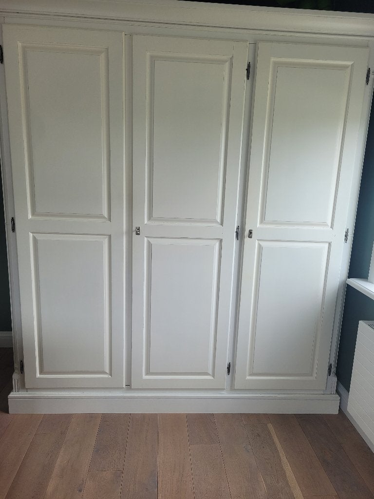Te koop: witte houten kledingkast, Ophalen, Met deur(en), Gebruikt, 200 cm of meer