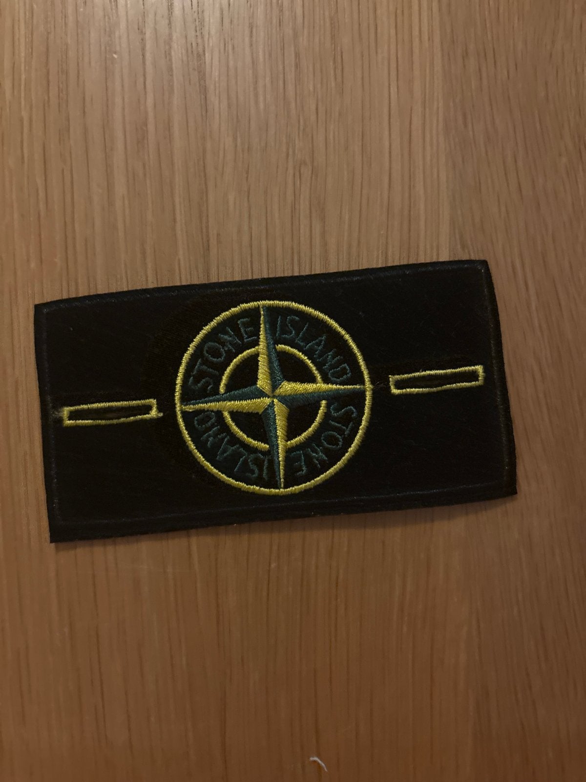Stone Island patch - Zwart met geel logo, Verzenden, Zo goed als nieuw, Hotfix applicaties