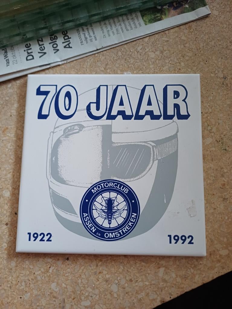 Tegeltje 70 Jaar Motorclub Omstreken Assen 1922-1992, Ophalen of Verzenden