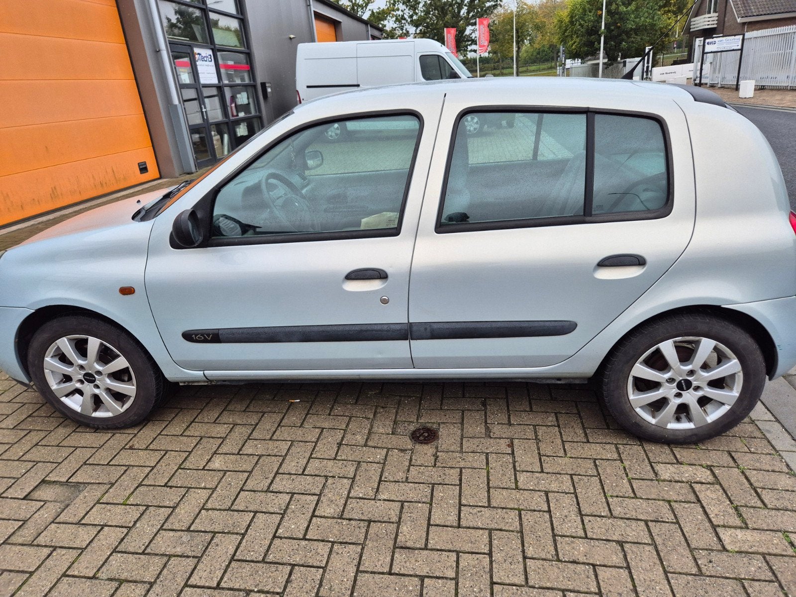 Renault Clio 1.2 16V Auth Quickshift S2005 5D 2005 Grijs, Stof, 74 pk, 31 €/maand, 4 cilinders