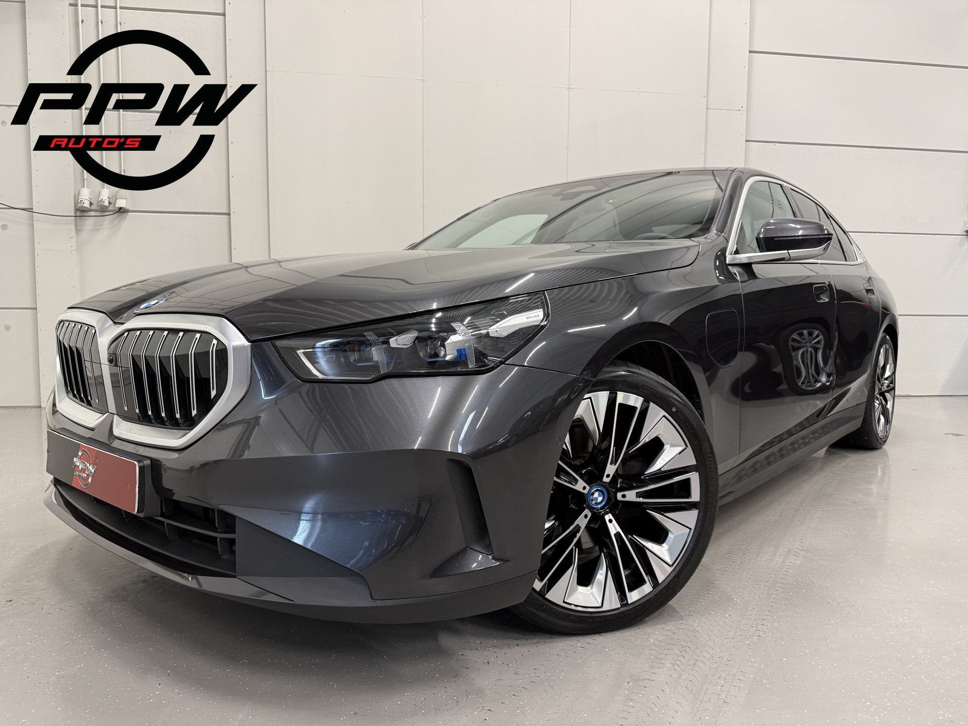BMW 5 Serie 530e Edition PANO/H&K/HEAD-UP/LEER-SPORT/CURVED-, Automaat, Achterwielaandrijving, Gebruikt, Beige