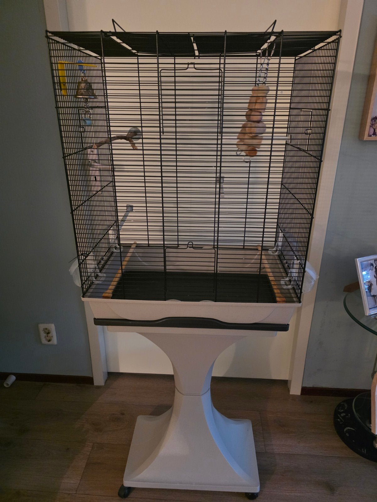 Mooie grote vogelkooi op voet, Ophalen, Zo goed als nieuw, Metaal, Vogelkooi