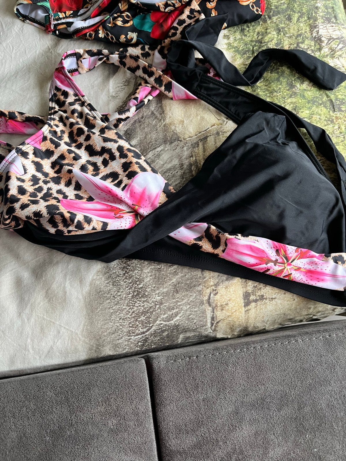 Nieuwe bikini maat 46 met luipaardprint en bloemen, Kleding | Dames, Ophalen of Verzenden, Nieuw, Zwart, Bikini