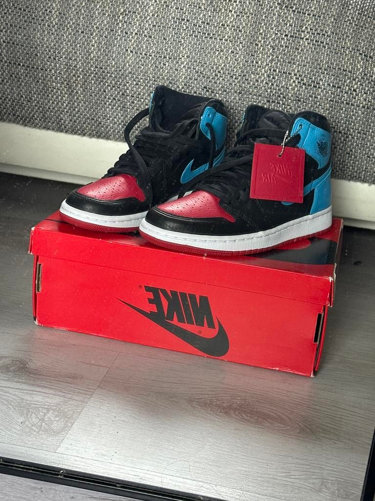 Nike Air Jordan 1 Mid - Zwart, Rood, Blauw 38,5, Ophalen of Verzenden, Zo goed als nieuw, Zwart, Sneakers of Gympen