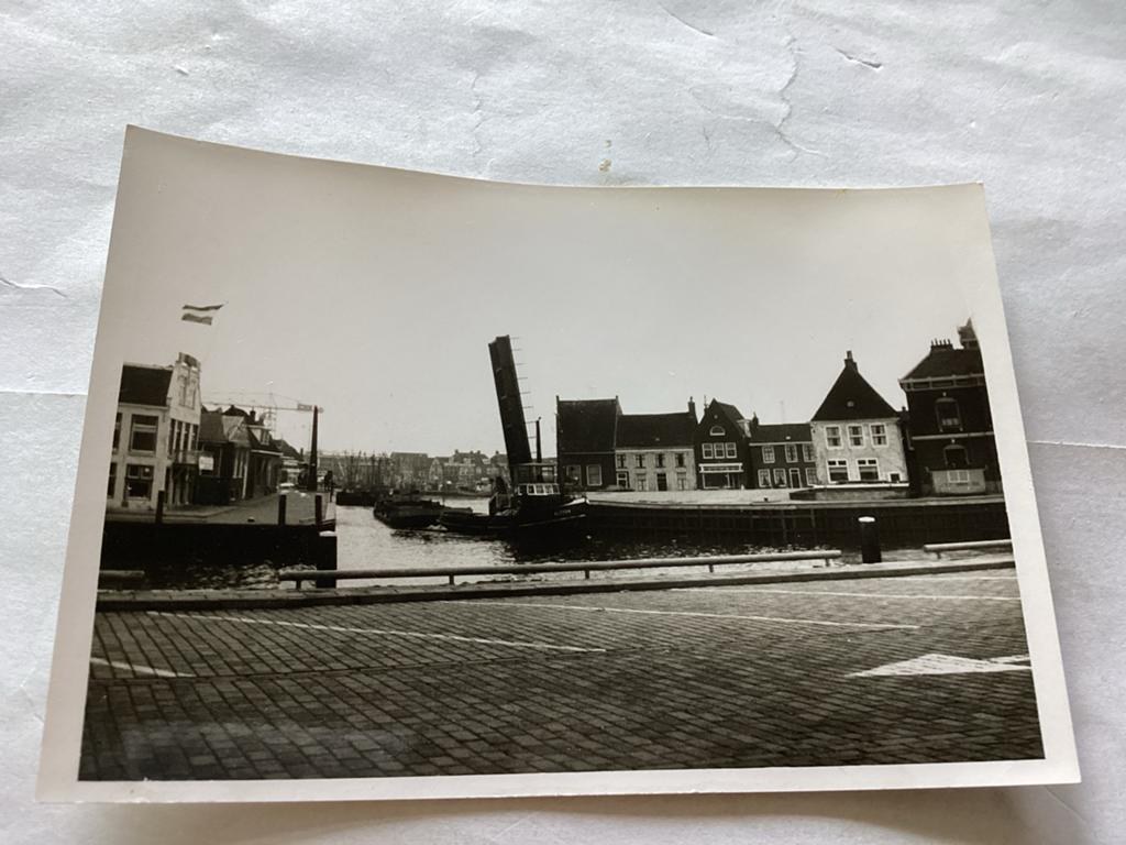 Oude foto van een Nederlandse havenstad met ophaalbrug, Gebruikt, Foto, Ophalen of Verzenden, Gebouw