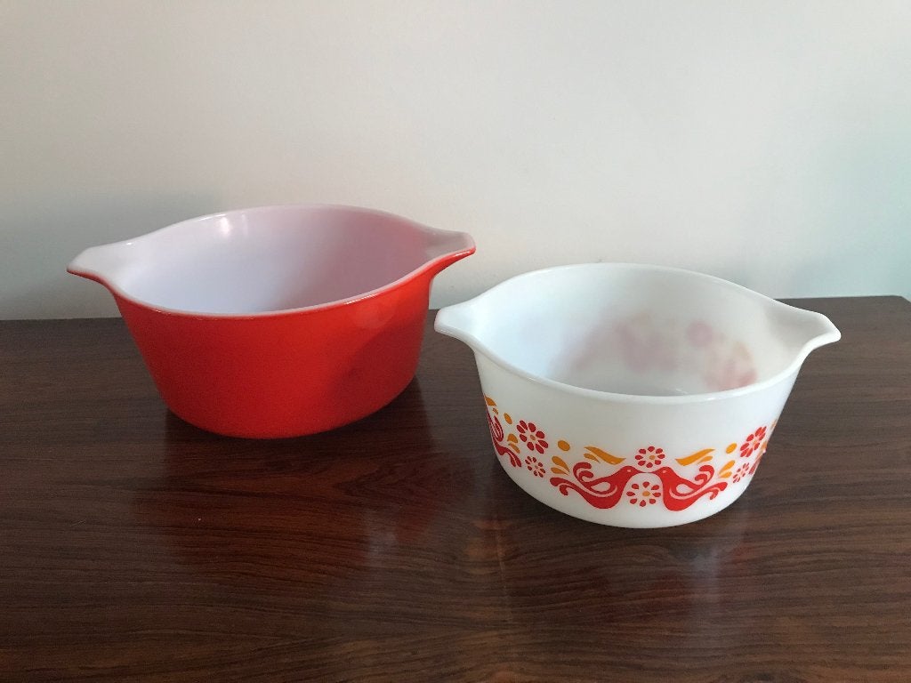 Pyrex Mooie set van 2 kommen rood / decor friendship, Ophalen of Verzenden, Huis en Inrichting