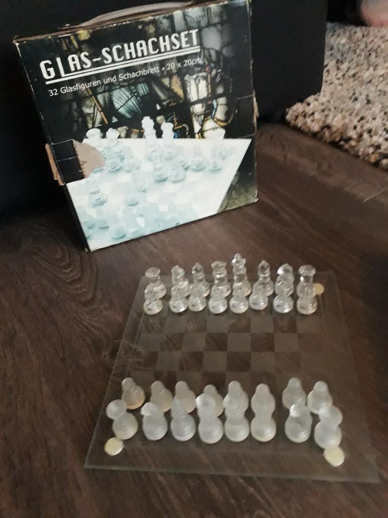 Glazen schaakset 32 glasfiguren nieuw, Een of twee spelers, Ophalen of Verzenden, Nieuw