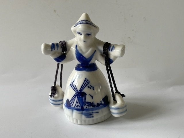 Souvenir beeldje delfts blauw. Boerinnetje met emmers nieuw, Ophalen, Zo goed als nieuw, Mens