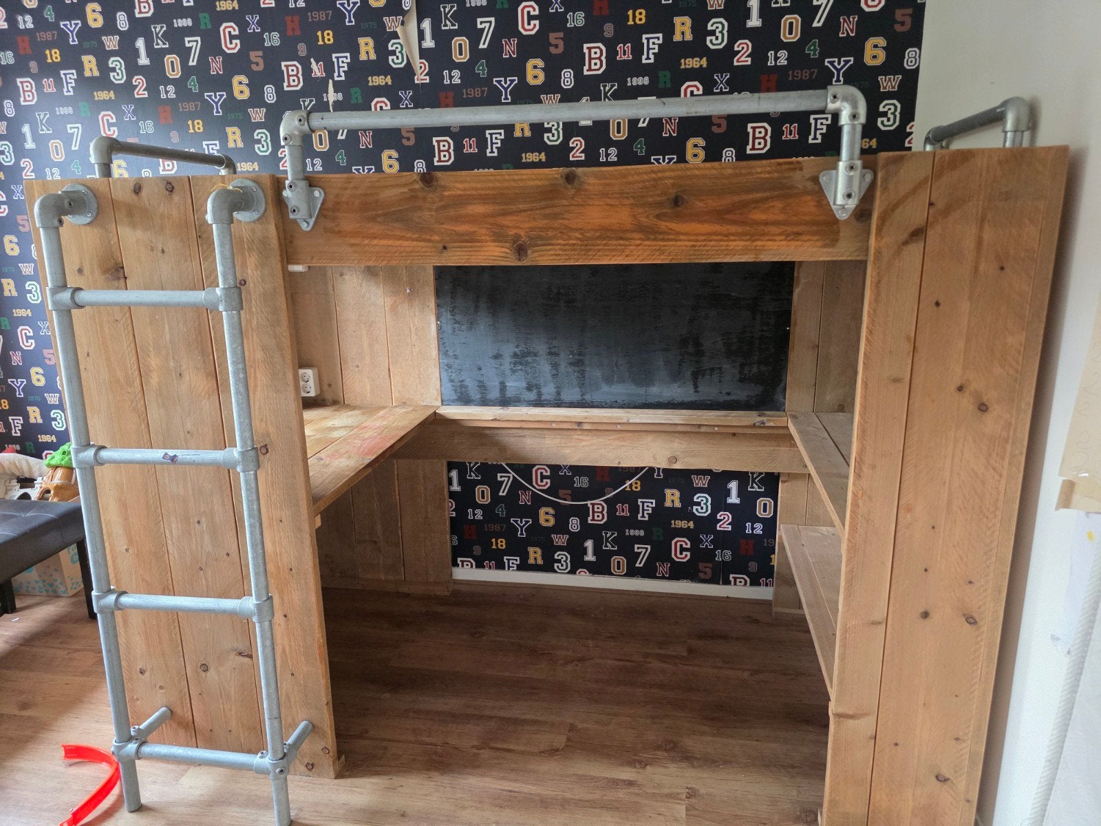 Stevige houten hoogslaper met bureau 90x200