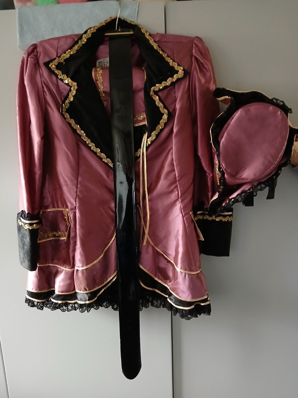 Roze Carnavalskostuum met Gouden Details en Hoed, Ophalen of Verzenden, Zo goed als nieuw, Pak of Jurk
