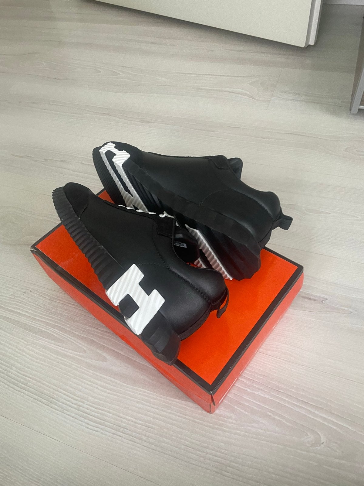 Hermes Sneakers Zwart Maat 41 - Nieuw in Doos, Zwart, Nieuw, Ophalen of Verzenden, Sneakers of Gympen