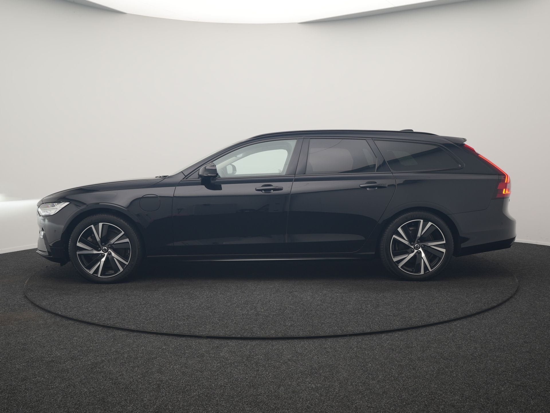 Volvo V90 T6 AWD Plus Dark LONG RANGE PHEV 350pk Dealer O.H, Automaat, Dealer onderhouden, Zwart, 4 cilinders
