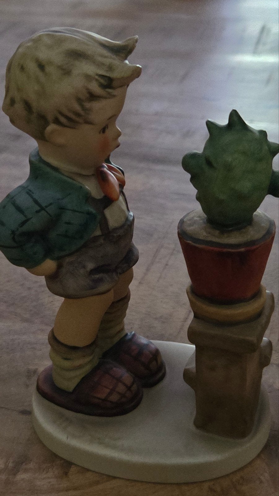 Hummel beeldje jongen met cactus - Goebel W. Germany, Verzamelen, Ophalen of Verzenden