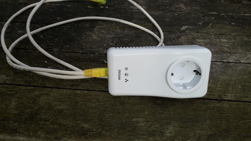 3 stuks KPN DVS200 Powerline Adapter met Stopcontact, Computers en Software, Powerlines, Ophalen of Verzenden, Gebruikt, KPN