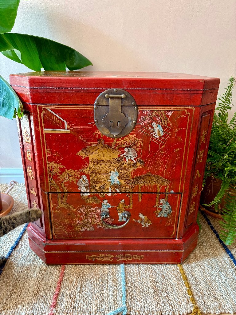 Chinese red lacquer chest / cabinet – hand painted, Antiek en Kunst, Ophalen